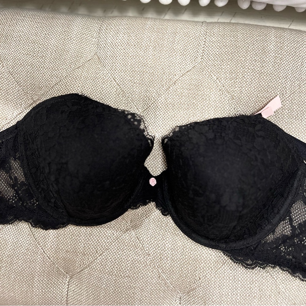 NWT: Victoria’s Secret lightly lined lace bra